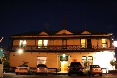 CustomHouse Hotel And Backpackers Hostel